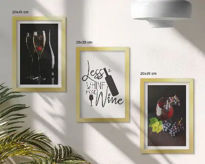 Billedvæg med motiv af vinglas, vindruer og tekst om vin