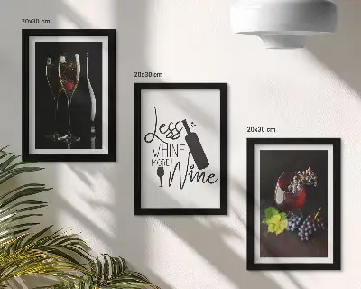 Billedvæg med motiv af vinglas, vindruer og tekst om vin