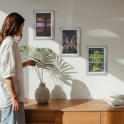 Billedvæg med motiv af neonskilte i byen om natten med udsigt over floden