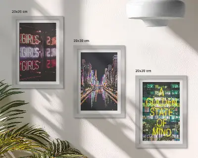 Billedvæg med motiv af neonskilte i byen om natten med udsigt over floden