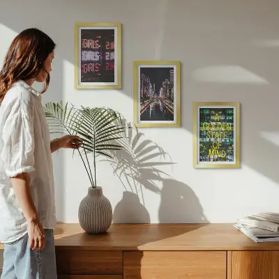 Billedvæg med motiv af neonskilte i byen om natten med udsigt over floden