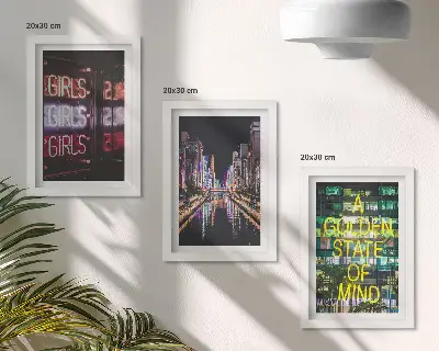 Billedvæg med motiv af neonskilte i byen om natten med udsigt over floden