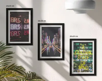 Billedvæg med motiv af neonskilte i byen om natten med udsigt over floden