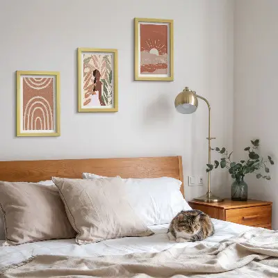 Billedvæg med boho abstrakte former og illustrationer