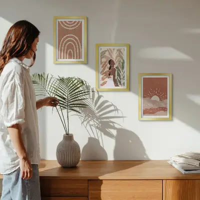 Billedvæg med boho abstrakte former og illustrationer