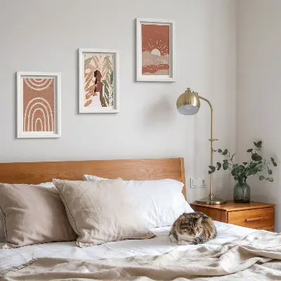 Billedvæg med boho abstrakte former og illustrationer