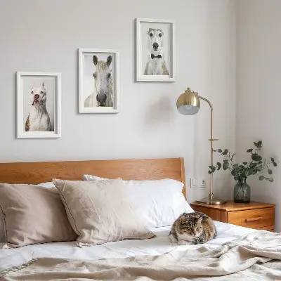 Billedvæg med elegante portrætter af hunde og heste