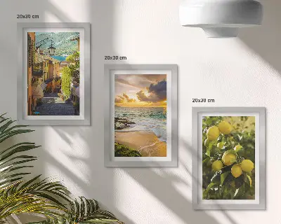 Billedvæg med rammer motiver af maleriske gader, hav, strand og citrustræer