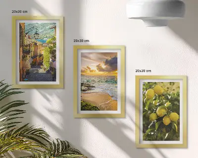 Billedvæg med rammer motiver af maleriske gader, hav, strand og citrustræer