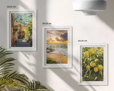 Billedvæg med rammer motiver af maleriske gader, hav, strand og citrustræer
