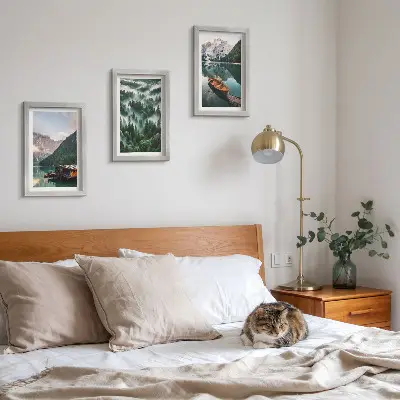 Moderne billedsæt bjerglandskaber med sø, båd og tåget skov