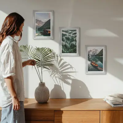 Moderne billedsæt bjerglandskaber med sø, båd og tåget skov