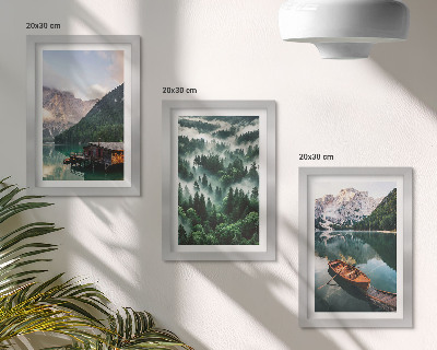 Moderne billedsæt Bjerglandskaber med en sø, en båd og en skov i tågen
