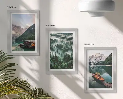 Moderne billedsæt bjerglandskaber med sø, båd og tåget skov