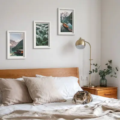 Moderne billedsæt bjerglandskaber med sø, båd og tåget skov
