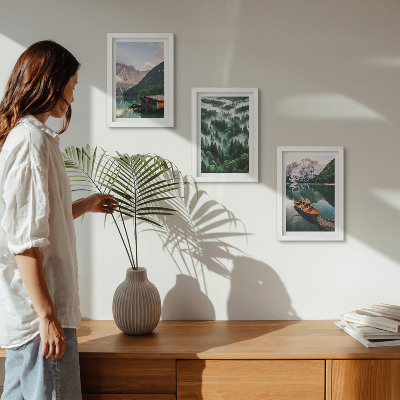 Moderne billedsæt Bjerglandskaber med en sø, en båd og en skov i tågen