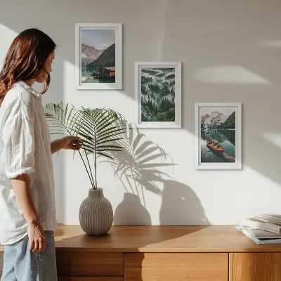 Moderne billedsæt bjerglandskaber med sø, båd og tåget skov