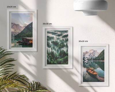 Moderne billedsæt Bjerglandskaber med en sø, en båd og en skov i tågen