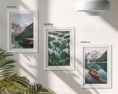 Moderne billedsæt bjerglandskaber med sø, båd og tåget skov