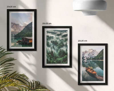 Moderne billedsæt Bjerglandskaber med en sø, en båd og en skov i tågen