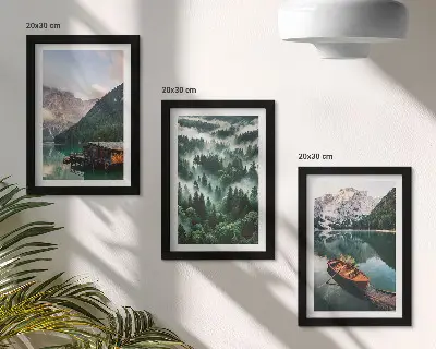 Moderne billedsæt bjerglandskaber med sø, båd og tåget skov