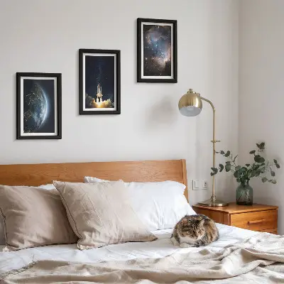 Pakke med billeder og rammer med motiver af rummet, jorden, raketter, galakser og stjernehimmel
