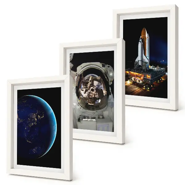 Billedvæg med motiver af Jorden, astronaut og raket