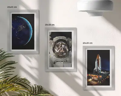 Billedvæg med motiver af Jorden, astronaut og raket