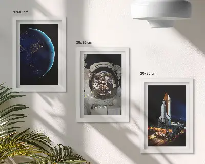 Billedvæg med motiver af Jorden, astronaut og raket