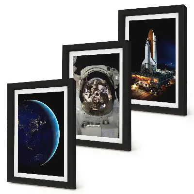 Billedvæg med motiver af Jorden, astronaut og raket