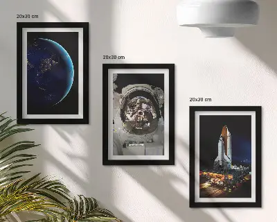Billedvæg med motiver af Jorden, astronaut og raket