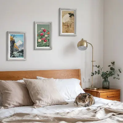 Billedvæg med bjerge, flod, blomster og traner i græsset