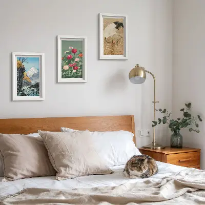 Billedvæg med bjerge, flod, blomster og traner i græsset