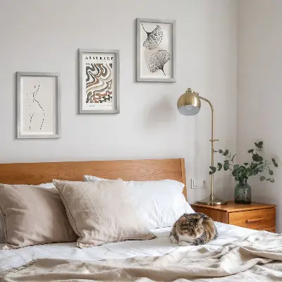 Billedvæg med abstrakt plakat i boho-stil med feminine former og blade