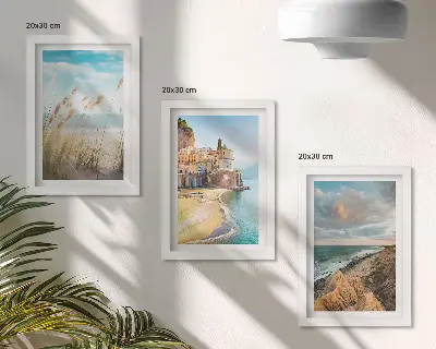 Billedvæg med kystlandskaber af strand, by og klipper