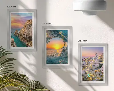 Billedvæg med rammer udsigt over havet med bølger og hvide huse på Santorini