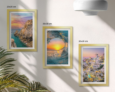 Pakke med billeder og rammer Udsigt over havet, bølgerne og de hvide huse på Santorini, Grækenland