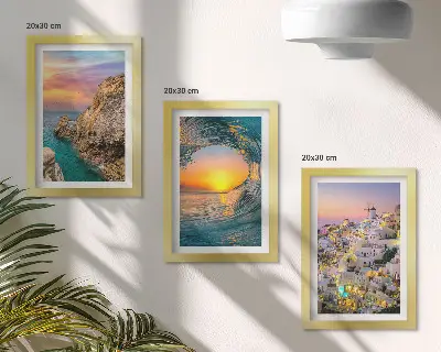 Billedvæg med rammer udsigt over havet med bølger og hvide huse på Santorini