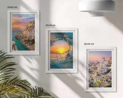 Pakke med billeder og rammer Udsigt over havet, bølgerne og de hvide huse på Santorini, Grækenland