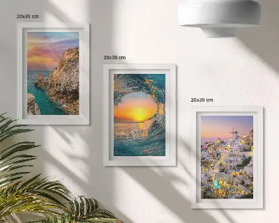 Billedvæg med rammer udsigt over havet med bølger og hvide huse på Santorini