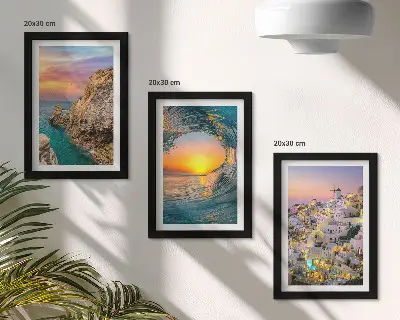 Billedvæg med rammer udsigt over havet med bølger og hvide huse på Santorini