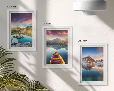 Pakke med billeder og rammer motiver af rolige søer med bjerglandskab og en båd