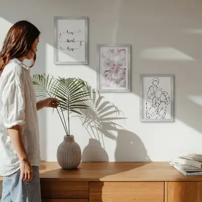 Billedvæg med blomster og familie i minimalistisk design