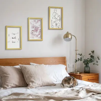 Billedvæg med blomster og familie i minimalistisk design