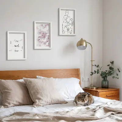 Billedvæg med blomster og familie i minimalistisk design