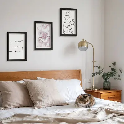 Billedvæg med blomster og familie i minimalistisk design