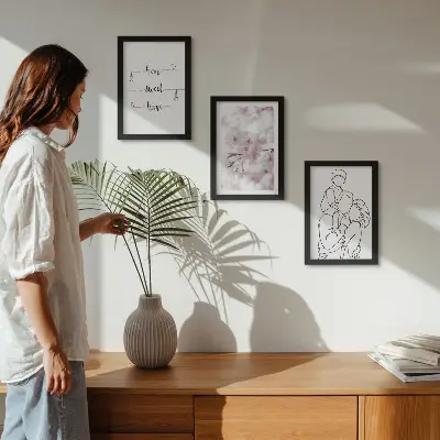 Billedvæg med blomster og familie i minimalistisk design
