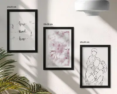 Billedvæg med blomster og familie i minimalistisk design