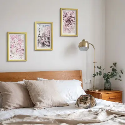 Moderne billedsæt med blomster i lyserøde nuancer i et romantisk landskab