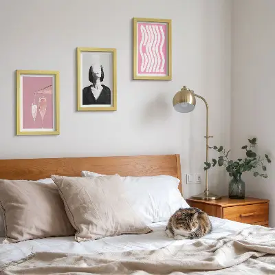 Billedvæg stilfuldt portræt af en kvinde med champagne, der slapper af